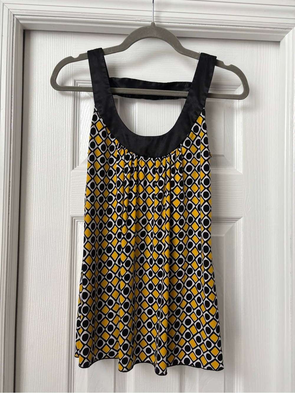 A. Byer Black, Yellow & White Geometric Sleeveless Top